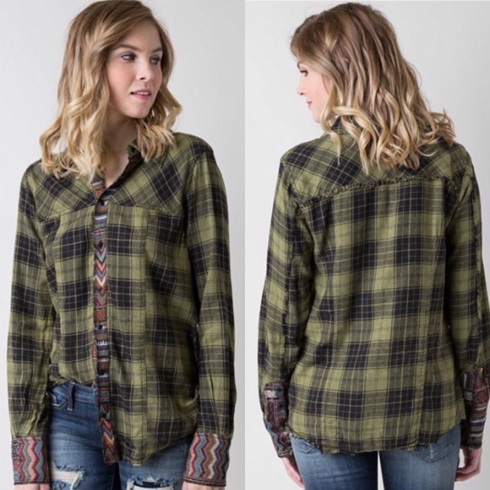 Gimmicks by BKE Raw Edge Snap Front Green Plaid